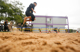 Caetano em ao durante treino do Corinthians em caixa de areia