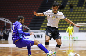 Daniel disputa bola em jogo do Corinthians contra o Braslia pela Copa do Brasil de Futsal