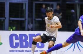 Daniel domina bola em jogo do Corinthians contra o Braslia pela Copa do Brasil de Futsal