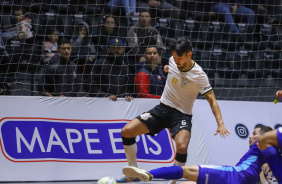 Daniel tenta proteger a bola em jogo do Corinthians contra o Braslia pela Copa do Brasil de Futsal
