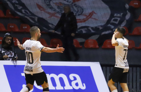 Deives comemora com Luisinho gol do Corinthians sobre o Braslia pela Copa do Brasil de Futsal