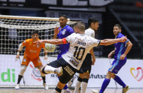 Deives tenta finalizao em jogo do Corinthians contra o Braslia pela Copa do Brasil de Futsal