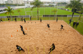 Jogadores do Corinthians treinam em caixa de areia no CT Joaquim Grava