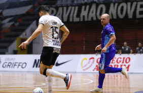 Levy carrega a bola em jogo do Corinthians contra o Braslia pela Copa do Brasil de Futsal