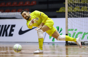 Lucas Oliveira faz reposio em jogo do Corinthians contra o Braslia pela Copa do Brasil de Futsal