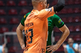 Vanderson celebra gol em jogo do Corinthians contra o Aroeira