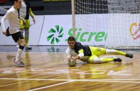 Vanderson durante aquecimento antes de Corinthians e Braslia pela Copa do Brasil de Futsal