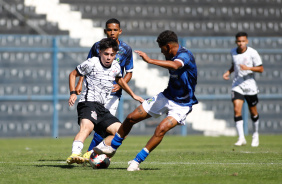 Yuske divide bola em jogo do Corinthians contra o Santo Andr pelo Paulista sub-17