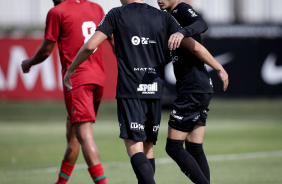 Adson e Matheus Arajo comemorando o gol do Corinthians contra a Lusa em jogo treino