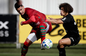 Guilherme Biro disputando a posse de bola no campo de defesa da Portuguesa