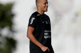 Murillo correndo no campo de treino do Corinthians