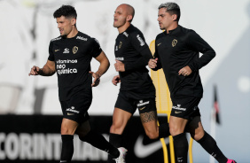 Rafael Ramos, Fagner e Fbio Santos aquecendo para o treino
