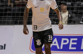 Alexandre carrega a bola durante jogo entre Corinthians e Bragana pelo Paulista de Futsal