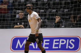 Alexandre carrega a bola durante jogo entre Corinthians e Bragana pelo Paulista de Futsal