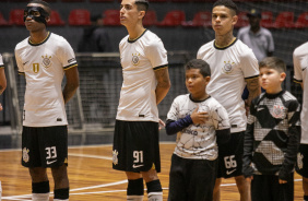 Alexandre, Vitinho e Guilherme Martins durante execuo do hino nacional