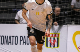 Beb domina a bola durante jogo entre Corinthians e Bragana pelo Paulista de Futsal
