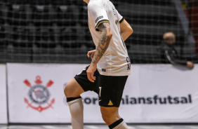 Beb domina a bola durante jogo entre Corinthians e Bragana pelo Paulista de Futsal