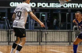Beb encara o marcador durante jogo entre Corinthians e Bragana pelo Paulista de Futsal