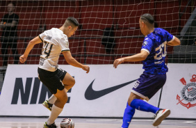 Cain Lucas encara o adversrio durante jogo entre Corinthians e Bragana pelo Paulista de Futsal