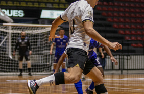 Eyd encara o marcador durante jogo entre Corinthians e Bragana pelo Paulista de Futsal