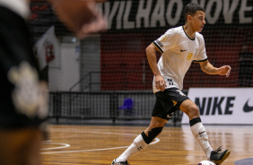 Gabriel Alves conduz a bola durante jogo entre Corinthians e Bragana pelo Paulista de Futsal