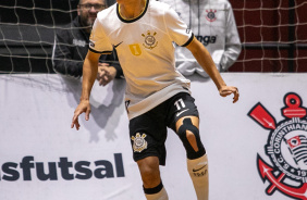 Gabriel Alves domina a bola durante jogo entre Corinthians e Bragana pelo Paulista de Futsal