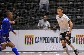 Gabriel Alves encara adversrio durante jogo entre Corinthians e Bragana pelo Paulista de Futsal