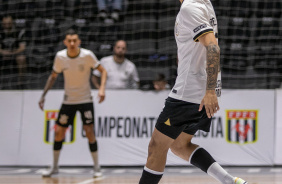 Gabriel Barbosa com a bola durante jogo entre Corinthians e Bragana pelo Paulista de Futsal