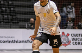 Gabriel Barbosa passa a bola durante jogo entre Corinthians e Bragana pelo Paulista de Futsal