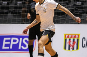 Guilherme Martins conduz a bola durante jogo entre Corinthians e Bragana pelo Paulista de Futsal