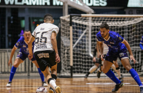 Guilherme Martins encara adversri durante jogo entre Corinthians e Bragana pelo Paulista de Futsal