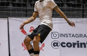 Guilherme Martins passa a bola durante jogo entre Corinthians e Bragana pelo Paulista de Futsal
