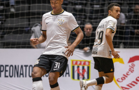 Maiquinho e Gabriel Barbosa durante jogo entre Corinthians e Bragana pelo Paulista de Futsal