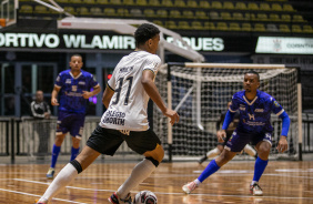 Maiquinho encara oponente durante jogo entre Corinthians e Bragana pelo Paulista de Futsal