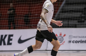 Pietro carrega a bola durante jogo entre Corinthians e Bragana pelo Paulista de Futsal