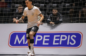 Pietro domina a bola durante jogo entre Corinthians e Bragana pelo Paulista de Futsal