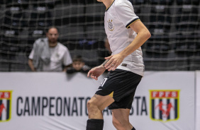 Pietro domina bola durante jogo entre Corinthians e Bragana pelo Paulista de Futsal
