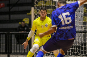Vanderson projeta defesa durante jogo entre Corinthians e Bragana pelo Paulista de Futsal
