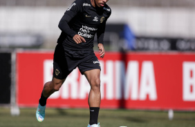 Ruan Oliveira conduzindo a bola em treino