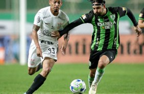 Ruan Oliveira disputa bola contra jogador do Amrica-MG