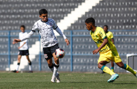 Disputa de bola no meio de campo na partida entre Corinthians e Mirassol pelo Paulisto Sub-17