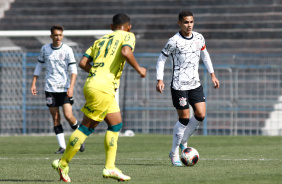 Bahia com a posse de bola no meio campo do Corinthians