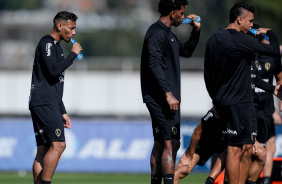 Jogadores do Corinthians se hidratando durante atividade no CT Joaquim Grava