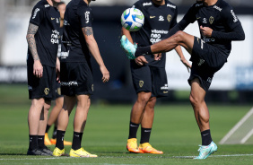 Ruan Oliveira chutando uma bola enquanto Lo Mana, Murillo e Chrystian Barletta observam