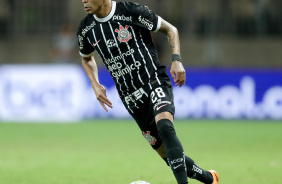 Adson correndo com a bola em seu domnio durante jogo contra o Bahia na Arena Fonte Nova