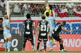 Cssio saltando para agarrar bola durante jogo contra o Bahia, na Fonte Nova