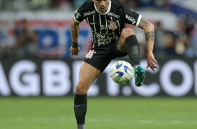 Fbio Santos dominando a bola na Fonte Nova durante jogo contra o Bahia