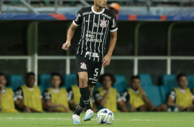 Fausto Vera com a bola em seu domnio no jogo contra o Bahia, na Fonte Nova