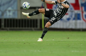 Giuliano tentando chutar de voleio uma bola no jogo contra o Bahia, pelo Brasileiro
