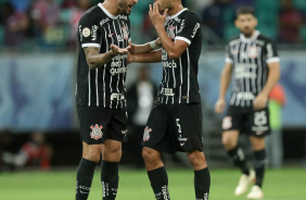 Renato Augusto e Fausto Vera conversando durante jogo contra o Bahia pelo Brasileiro